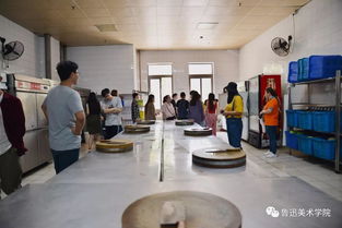 校园服务 加强餐饮服务工作 提高食品安全意识 物业发展中心餐饮部组织学生代表参观食堂